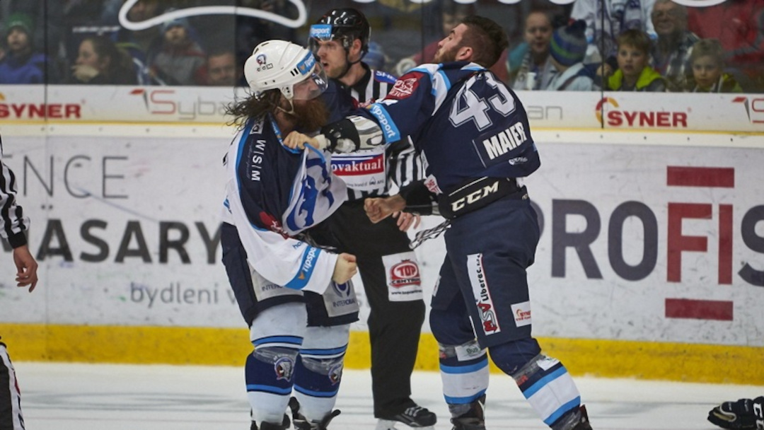 Ryan Hollweg fighting in the Czech league